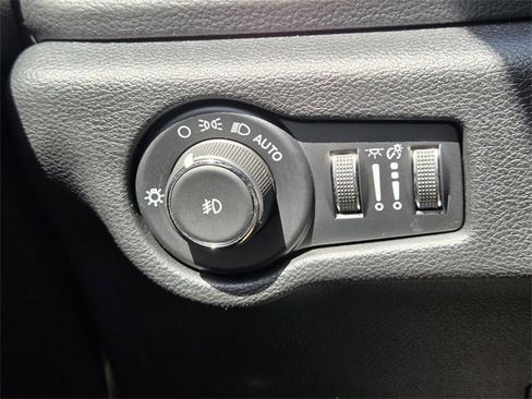 Used 2025 Chrysler Pacifica Limited image 35