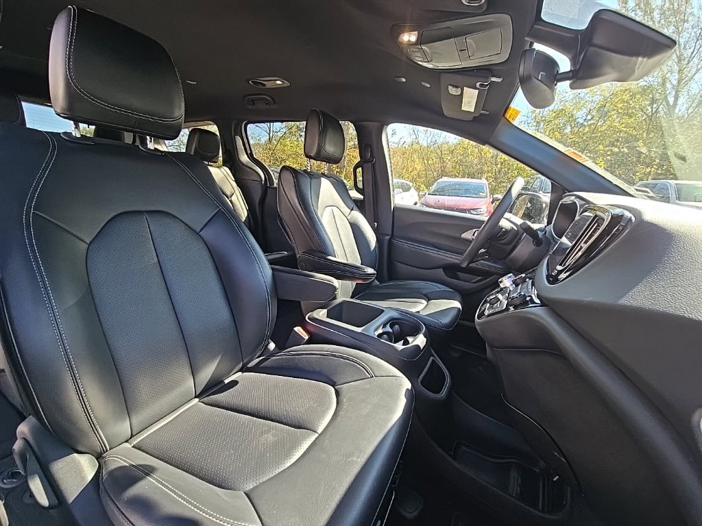 Used 2025 Chrysler Pacifica Select FWD image 21