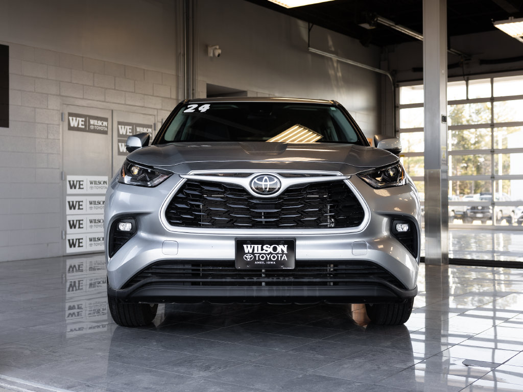 Used 2024 Toyota Highlander LE AWD/4WD image 3