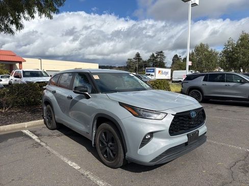 Used 2024 Toyota Highlander LE image 1