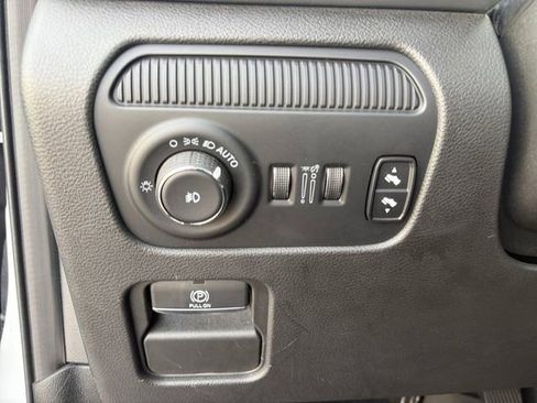 Used 2023 Jeep Wagoneer 4WD w/ Premium Group I image 5