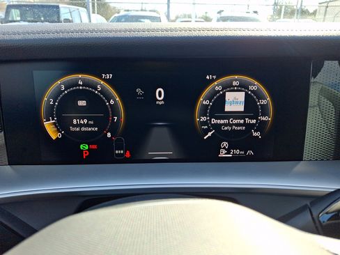 Certified 2025 Volkswagen Tiguan SE image 19