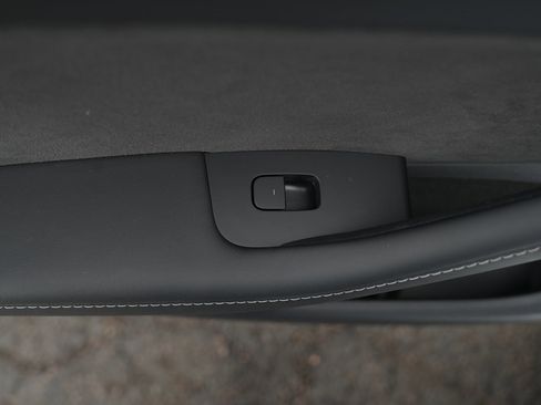 Used 2022 Tesla Model Y Long Range image 30