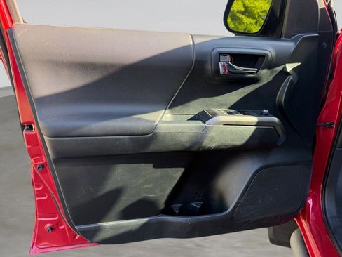 Used 2016 Toyota Tacoma TRD Sport w/ Towing Package image 25