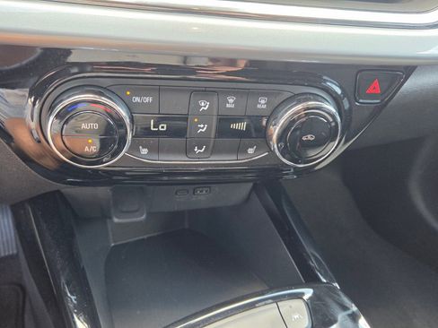 Used 2025 Chevrolet Trax LT w/ LT Convenience Package FWD image 22