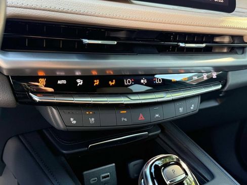 Used 2025 Cadillac XT4 Premium Luxury FWD image 28