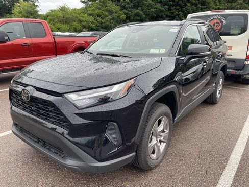 Used 2025 Toyota RAV4 XLE AWD/4WD image 2