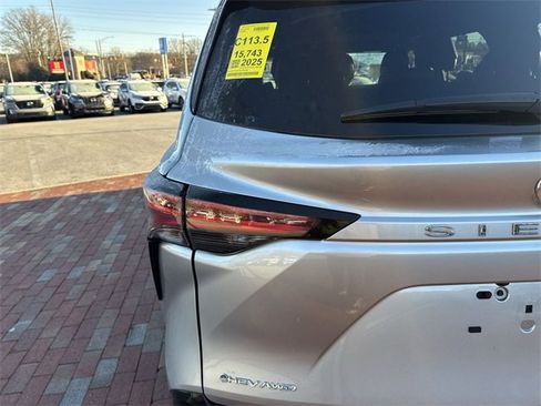 Used 2025 Toyota Sienna Platinum image 8