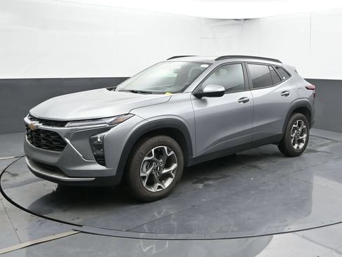 Used 2025 Chevrolet Trax LT FWD image 8