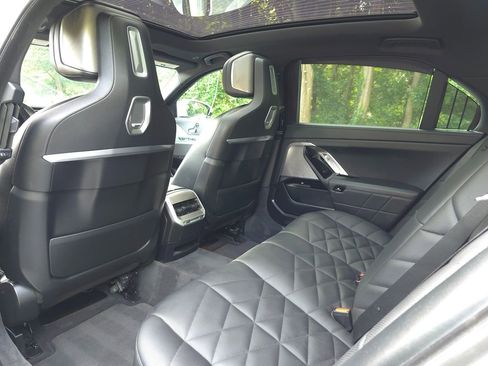 Used 2023 BMW 740i image 14