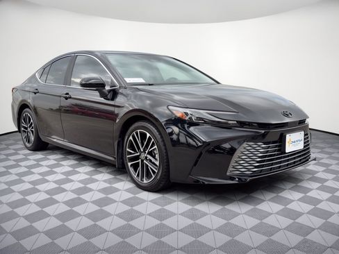 Used 2025 Toyota Camry XLE FWD image 7