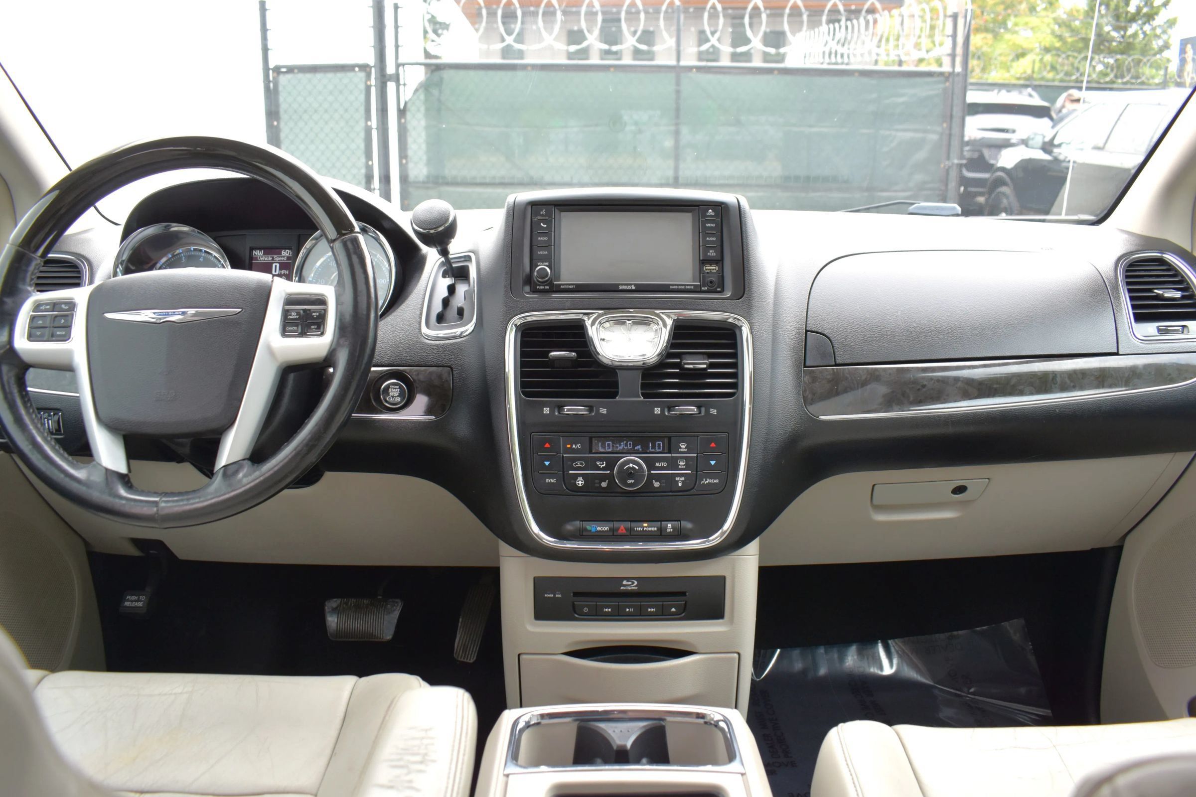Used 2014 Chrysler Town & Country Limited w/ Luxury Group FWD image 14