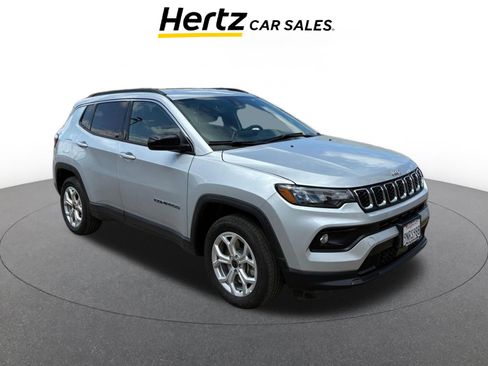 Used 2025 Jeep Compass Latitude image 1