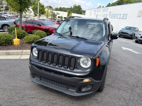 Used 2017 Jeep Renegade Altitude FWD image 4