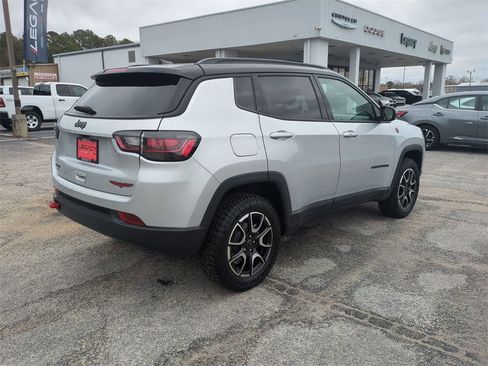 Used 2025 Jeep Compass Trailhawk w/ Trailhawk Elite Group image 3