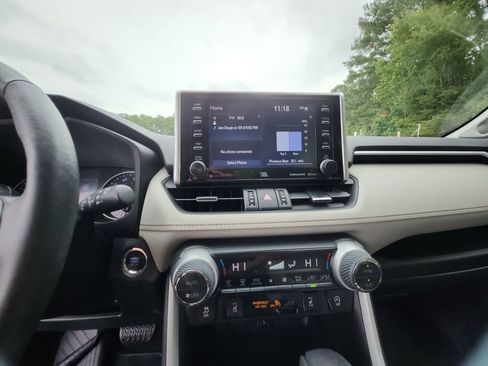 Used 2021 Toyota RAV4 XLE Premium image 18