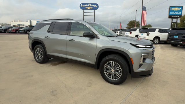 Used 2026 Chevrolet Traverse LT w/ Driver Confidence Package FWD image 2