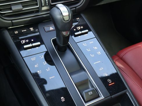 Certified 2022 Porsche Macan image 21