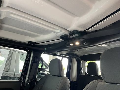 New 2025 Jeep Gladiator Willys image 28