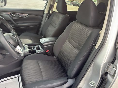Used 2020 Nissan Rogue SV w/ Premium Package FWD image 24