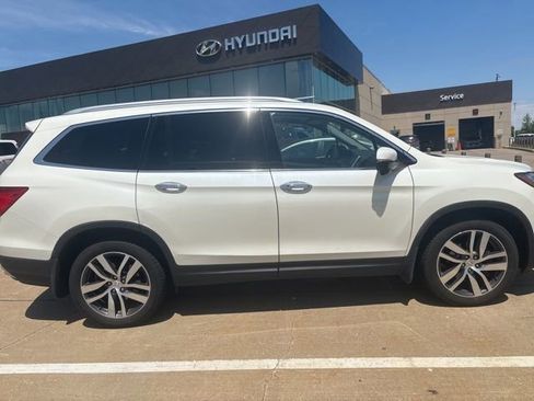 Used 2017 Honda Pilot Touring image 2