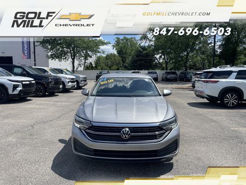 Used 2024 Volkswagen Jetta SE FWD image 3