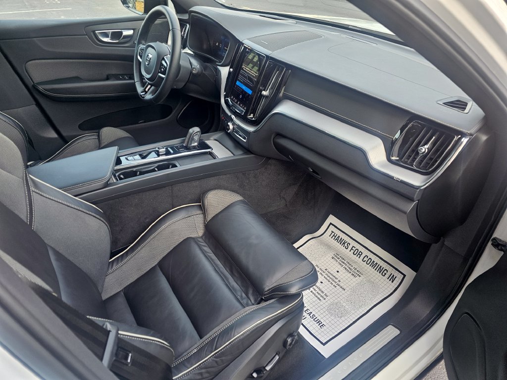 Used 2022 Volvo XC60 B6 R-Design AWD/4WD image 34