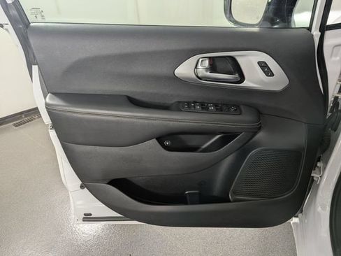 Used 2024 Chrysler Pacifica Limited FWD image 9