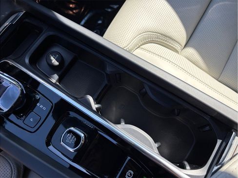 Used 2024 Volvo V60 B5 Cross Country Ultimate w/ Climate Package image 38