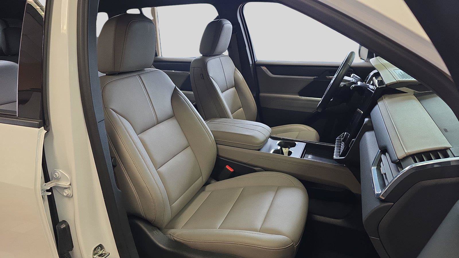 Used 2026 GMC Acadia Elevation w/ Elevation Premium Package FWD image 14