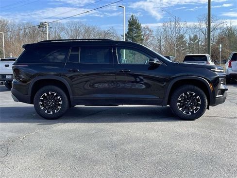 Used 2025 Chevrolet Traverse Z71 image 6