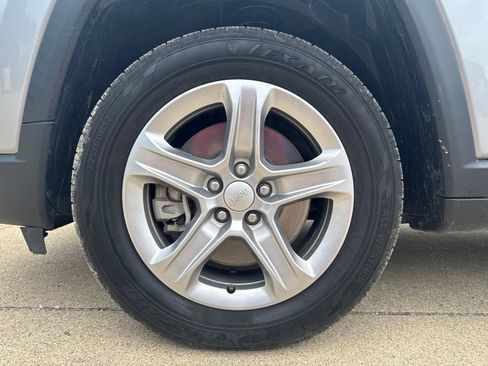 Used 2024 Jeep Compass Latitude AWD/4WD image 9