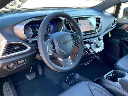 New 2026 Chrysler Voyager LX image 6