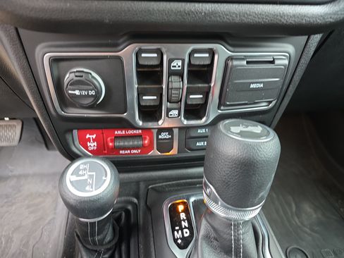 Used 2025 Jeep Wrangler Willys AWD/4WD image 25