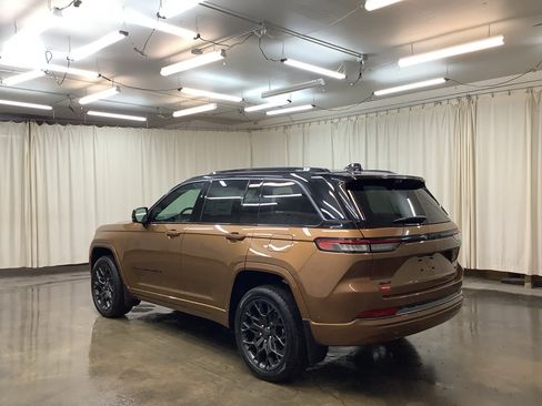 New 2026 Jeep Grand Cherokee Summit w/ Obsidian Package AWD/4WD image 9