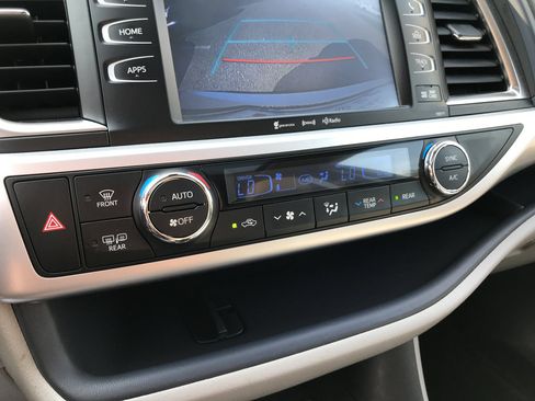 Used 2017 Toyota Highlander XLE w/ Carpet Mat Package AWD/4WD image 23