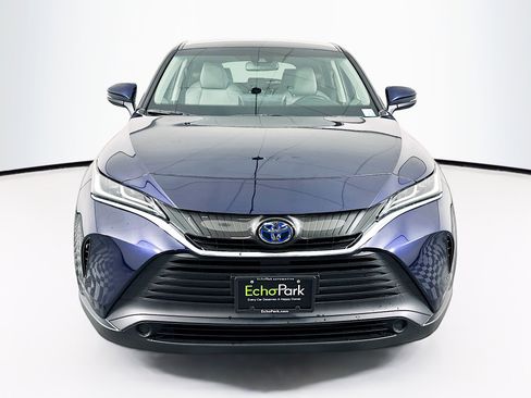 Used 2023 Toyota Venza LE image 2