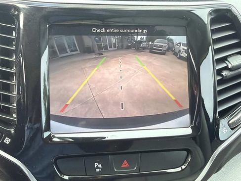 Used 2019 Jeep Cherokee Limited FWD image 28