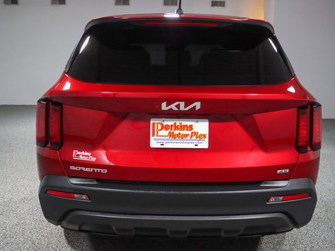 Used 2023 Kia Sorento LX image 8