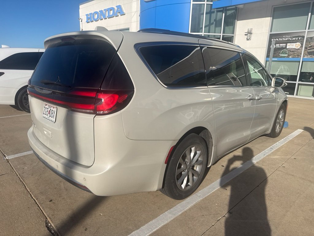 Used 2021 Chrysler Pacifica Touring-L w/ Uconnect Theater Family Group FWD image 3
