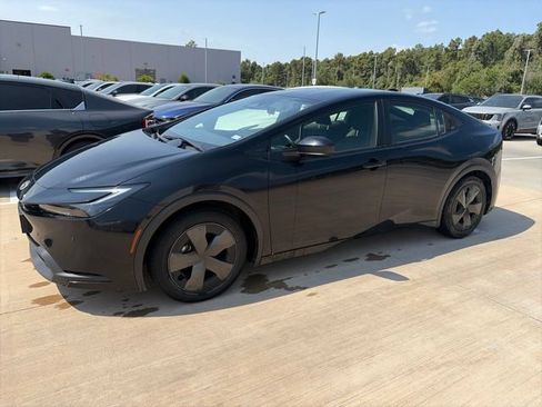 Used 2025 Toyota Prius LE FWD image 1