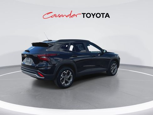 Used 2025 Chevrolet Trax LT FWD image 8