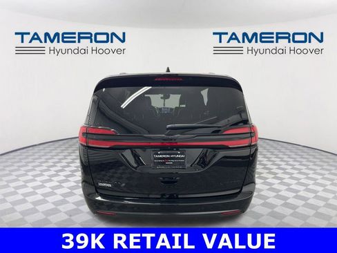 Used 2025 Chrysler Pacifica Limited image 4