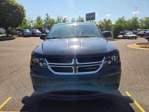 Used 2018 Dodge Journey SE w/ Connectivity Group FWD image 2