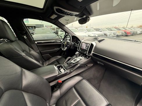 Used 2018 Porsche Cayenne Platinum Edition image 26