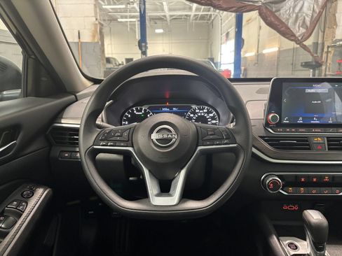 Used 2025 Nissan Altima 2.5 SV FWD image 35