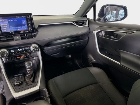 Used 2021 Toyota RAV4 SE w/ Weather & Moonroof Package image 25