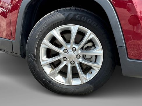 Used 2019 Jeep Cherokee Latitude w/ Cold Weather Group image 9