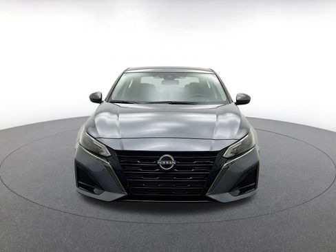 Used 2025 Nissan Altima 2.5 SV FWD image 2