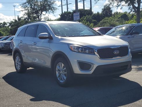 Used 2018 Kia Sorento LX image 24